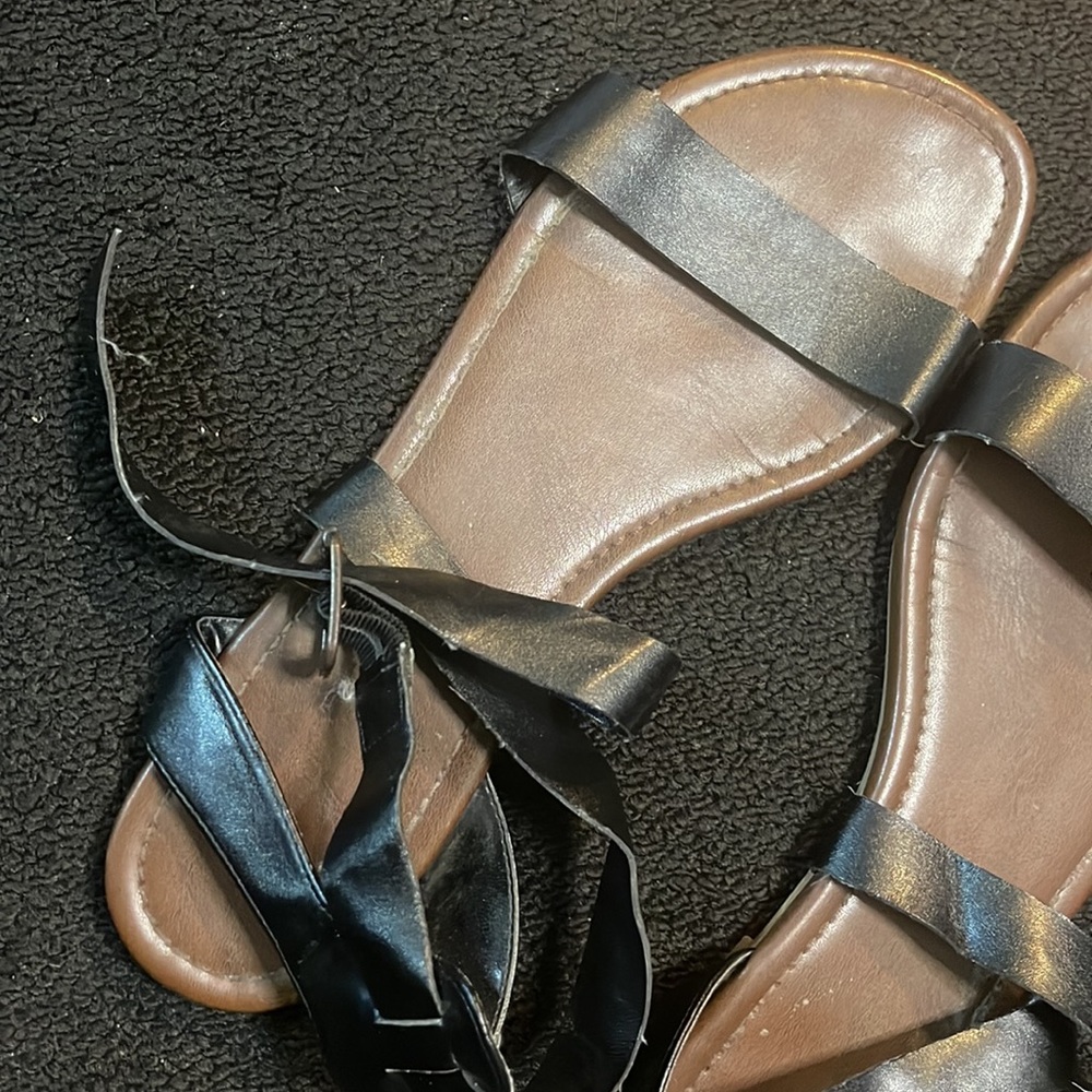Cross strap sandals - Picture 3 of 6